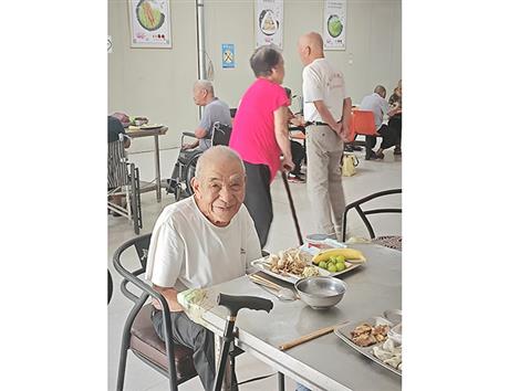 老人开心度过每一天