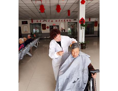 院长给老人理发