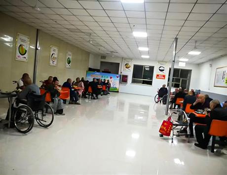 老人们在愉快的用餐