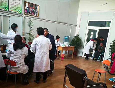 养老院为老人们细心做体检