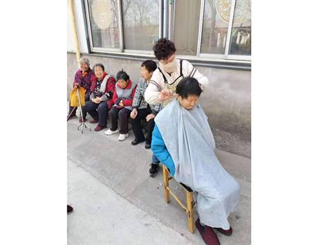 给老人理发