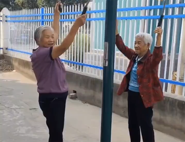 开心的康之源养老院老人们