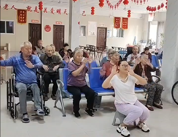 康之源养老院老人开心的锻炼身体